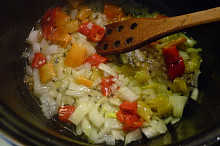 Restování cibule, feferonek, koření