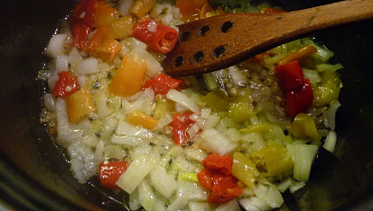 Marinovaná krůtí prsa, Restování cibule, feferonek, koření