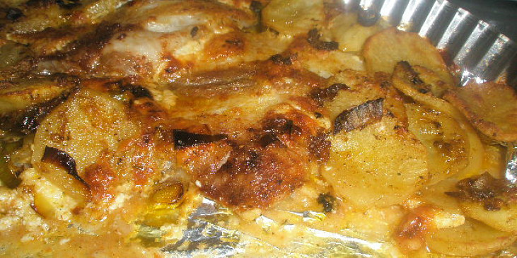 Pangas zapečený s česnekovo-pórkovými brambory
