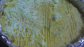 Pastýřský koláč (Shepherd’s pie) - vegetariánská verze, Před pečením posypeme sýrem