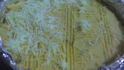 Pastýřský koláč (Shepherd’s pie) - vegetariánská verze, Před pečením posypeme sýrem
