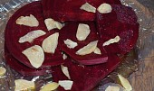 Pečené plátky červené řepy s mozarellou a bazalkou