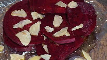 Pečené plátky červené řepy s mozzarellou a bazalkou