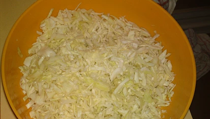 Pikantní vepřové kostky v zelí - bielej hlávkovej kapuste