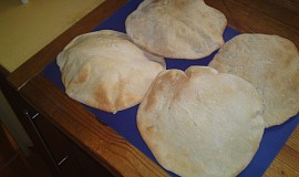 Pita - chléb blízkého východu - pečený doma