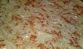 Pizza s cibulí, uzenou slaninkou a mletou červenou paprikou