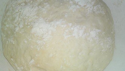 Pizza s cibulí, uzenou slaninkou a mletou červenou paprikou