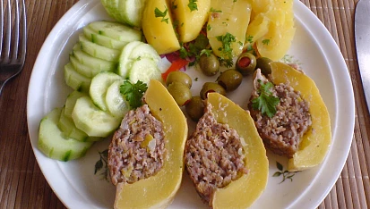 Plněná cuketa mletým masem, do mletého masa ještě přidávám sojový granulát,díky manž.dietě.