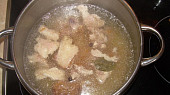 Polévka z vepřových kostí nebo odřezků s domácími nudlemi, uvařená