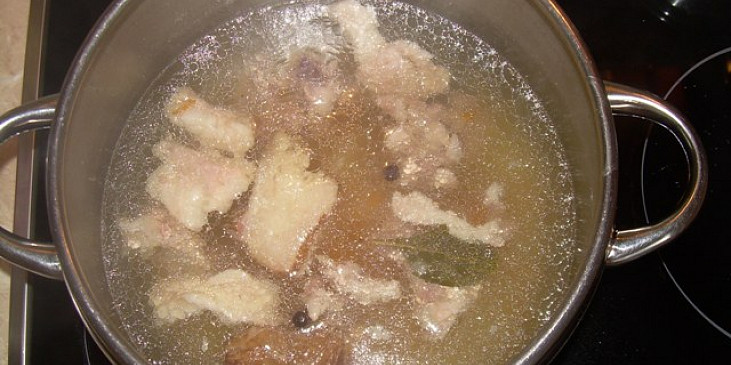 Polévka z vepřových kostí nebo odřezků s domácími nudlemi (uvařená)