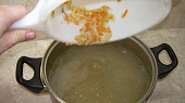 Polévka z vepřových kostí nebo odřezků s domácími nudlemi, zelenina přidaná do vývaru