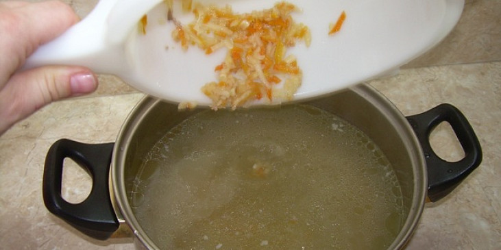 Polévka z vepřových kostí nebo odřezků s domácími nudlemi (zelenina přidaná do vývaru)