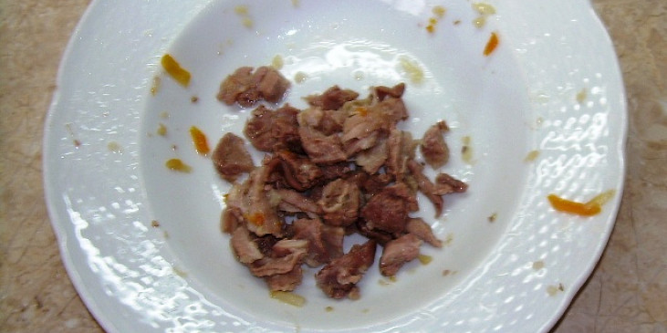 Polévka z vepřových kostí nebo odřezků s domácími nudlemi (obrané maso)