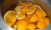 Pomerančový džus, ...dáme do hrnce a uvaříme do měkka