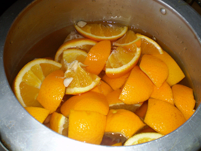 Pomerančový džus, ...dáme do hrnce a uvaříme do měkka