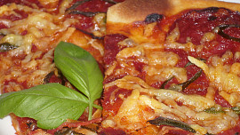 Rychlá pizza "domácí" sýrová a chorizo