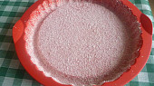 Sacherův dort z mikrovlnky, forma vysypána kokosem