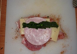 Špenátová očka na špejli (plátek vepřového masa poklademe sýrem, šunkou a špenátem)