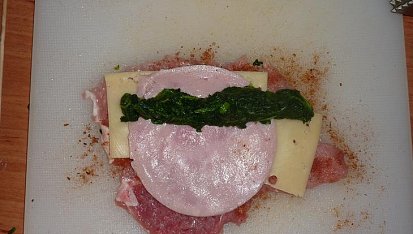 Špenátová očka na špejli, plátek vepřového masa poklademe sýrem, šunkou a špenátem