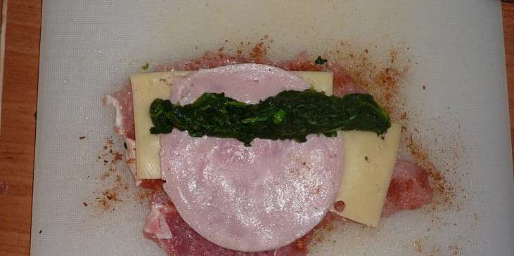 Špenátová očka na špejli (plátek vepřového masa poklademe sýrem, šunkou a…)