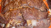 Srnčí hřbet s šípkovou omáčkou, před vložením do trouby