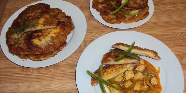 Turnovský guláš s bramboráčky (Vlevo bramboráčky se sýrem, vpravo bez něj. Oboje…)