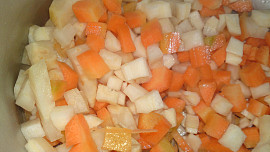Vepřové kostky v jemné zeleninové omáčce