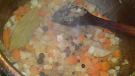Vepřové kostky v jemné zeleninové omáčce