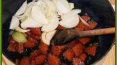 Zapečená brokolice s brambory, salámem a sýrem, uzeninu a cibuli osmažit/orestovat