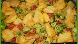 Zapečená brokolice s brambory, salámem a sýrem