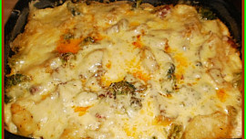 Zapečená brokolice s brambory, salámem a sýrem
