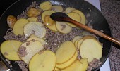 Zapečené brambory "Maggi nápady", maso orestujeme na trošce oleje a přidáme brambory