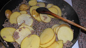 Zapečené brambory "Maggi nápady", maso orestujeme na trošce oleje a přidáme brambory