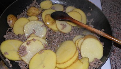 Zapečené brambory "Maggi nápady", maso orestujeme na trošce oleje a přidáme brambory