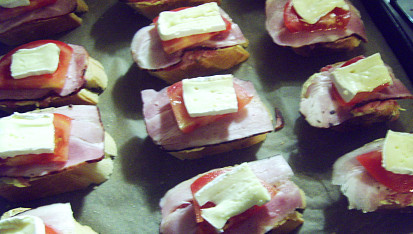 Zapečené prima večky, pak rajče a Camembert...