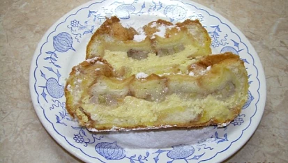 Žemlovka s tvarohem, jablky, banánem a skořicí, na řez banánová půlka