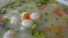 Brokolicová polévka se sýrovými knedlíčky