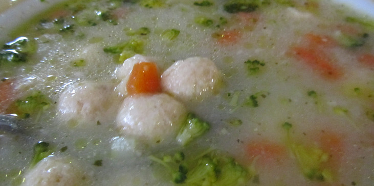 Brokolicová polévka se sýrovými knedlíčky