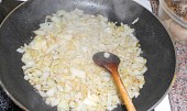 Česnekové kapsy (cibuli orestujeme mírně dorůžova)
