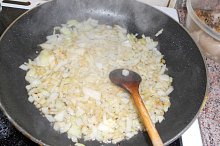 cibuli orestujeme mírně dorůžova