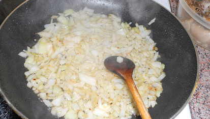 Česnekové kapsy, cibuli orestujeme mírně dorůžova