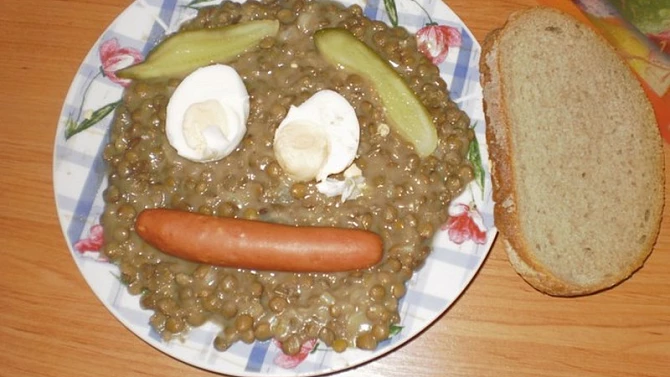 Čočka na kyselo s párkem a vajíčkem