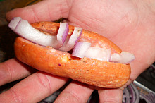 naříznutý špekáček opepříme a vložíme do něj půlkolečla cibule