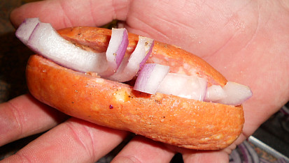 Domácí utopenci, naříznutý špekáček opepříme a vložíme do něj půlkolečla cibule