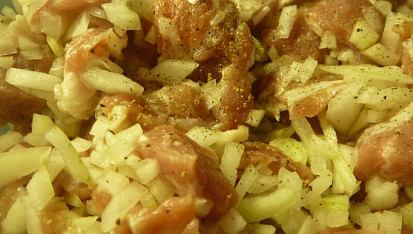 Krkovička na kari, masové kostky s cibulí a drceným pepřem