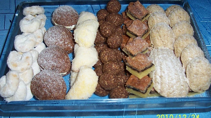 Kuličky z ovesných vloček - nepečené, vanilkové rohlíčky-ořechy-škebličky-kuličky-oříškový koláč-pracny