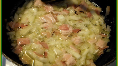 Kuřecí pochoutka nejen pro začátečníky, na másle orestovat cibulku a zbytek anglické