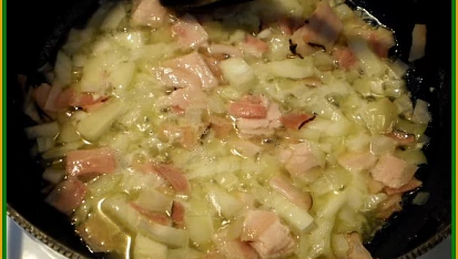 Kuřecí pochoutka nejen pro začátečníky, na másle orestovat cibulku a zbytek anglické