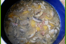 závitky vytáhnout a do šťávy přilít rozmíchanou směs maggi,nebo hl.mouku  v mléce rozmíchanou