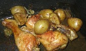 Kuřecí špalíčky pečené na bramborách